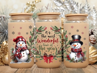 Ein 16oz Glasbecher mit Bambusdeckel, dekoriert mit zwei niedlichen Schneemännern, winterlichen Zweigen und dem Spruch 'It's the most wonderful time of the year'. Ideal für heiße und kalte Getränke zur Weihnachtszeit.